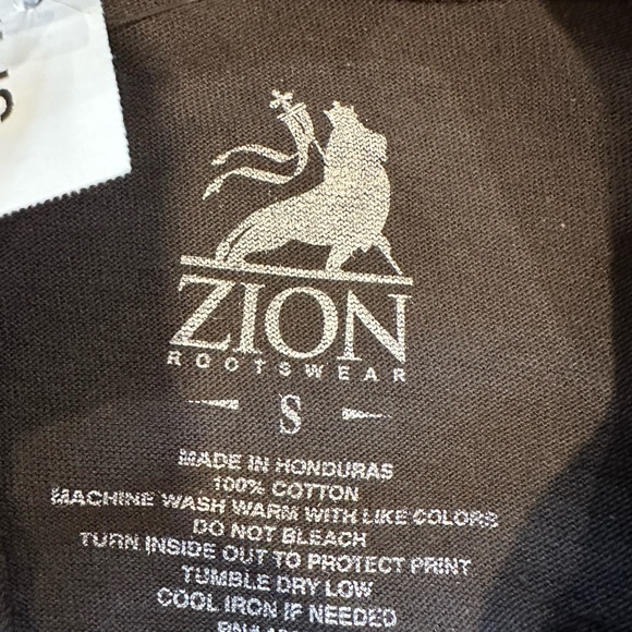 Zion Men’s Willie Nelson Black Graphic Tshirt NWT Size Small - Picture 2 of 3